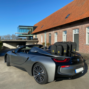 Kundbild bmw i8 roadster väskor med egen logga