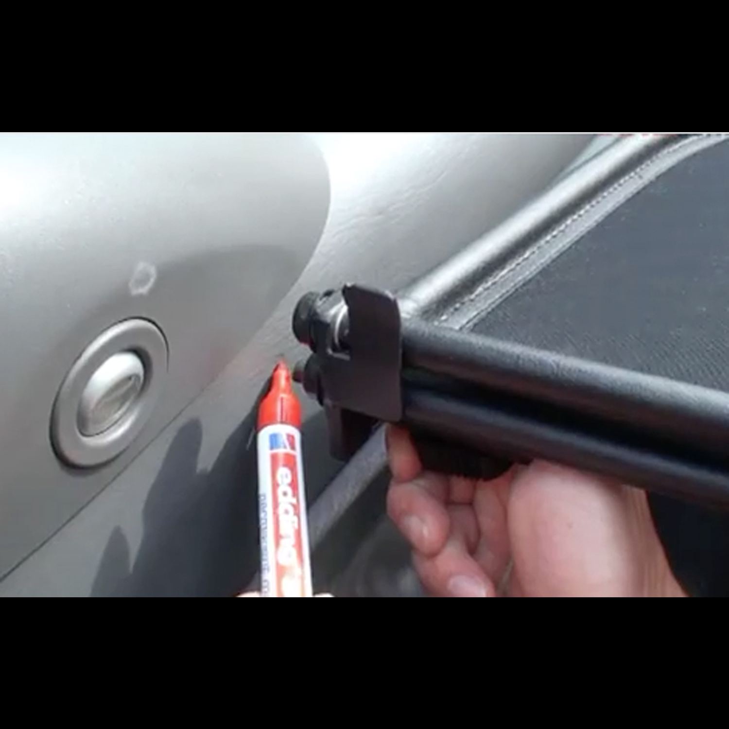Vindskydd till Saab 900 93 Cabriolet markera hål sidorna med penna