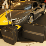 bagageväskor ferrari 296 GTS två väskor framför bil