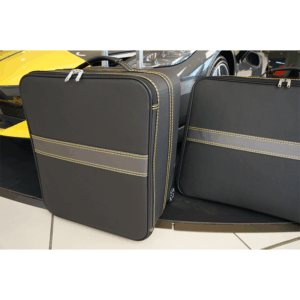 bagageväskor ferrari 296 GTS väskor framför bil carbon