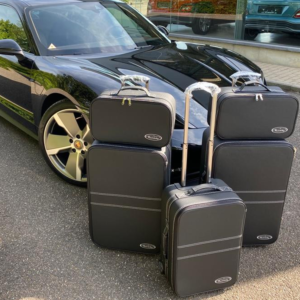 bagageväskor porsche Taycan alla5 väskor framför bil snett