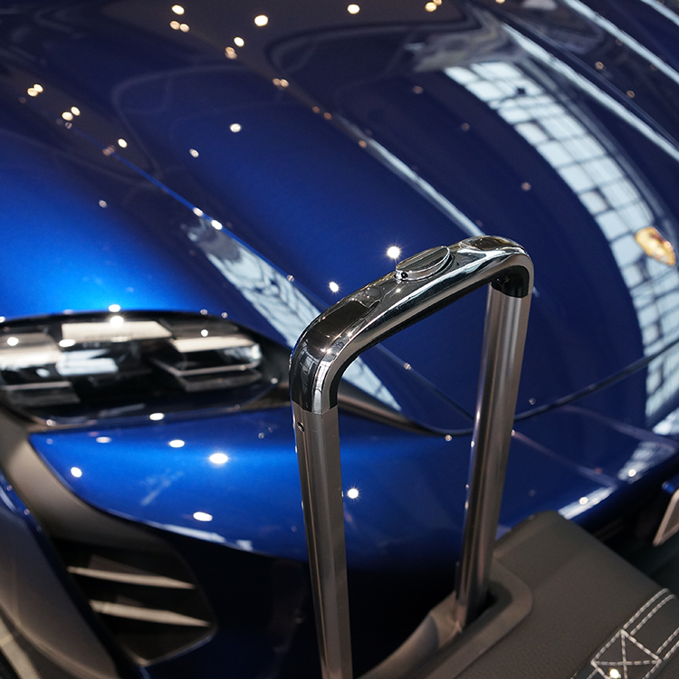 bagageväskor porsche taycan bild handtag