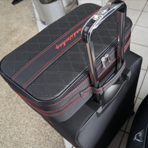 chevrolet corvette c7 coupe bagageväskor liten på stor röd söm
