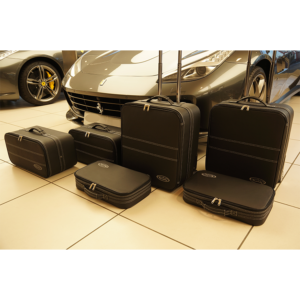 Ferrari gtc4 lusso bagageväskor alla sex framför bil