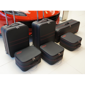 Ferrari Portofino bagageväskor alla sex framför röd söm