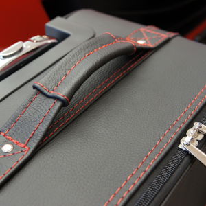 Ferrari Portofino bagageväskor detalj handtag