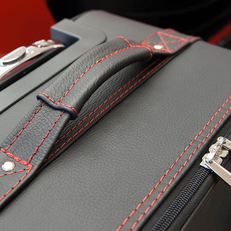 Ferrari Portofino bagageväskor detalj handtag