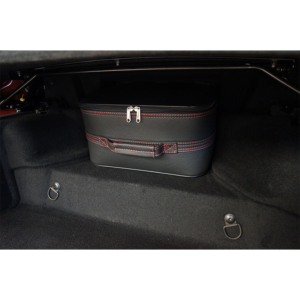 Ferrari Portofino bagageväskor en bak röd söm