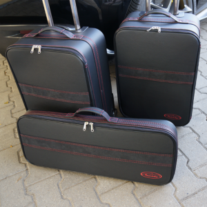 ferrari roma bagageväskor alla tre bakom röd söm