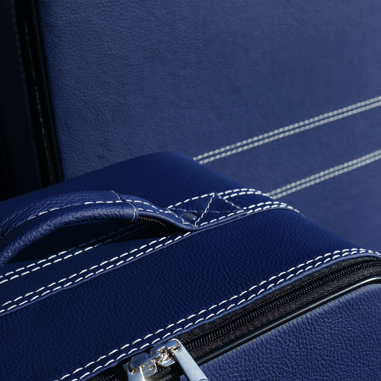inspiration bagageväskor blått läder vit söm mercedes sl r107 nära