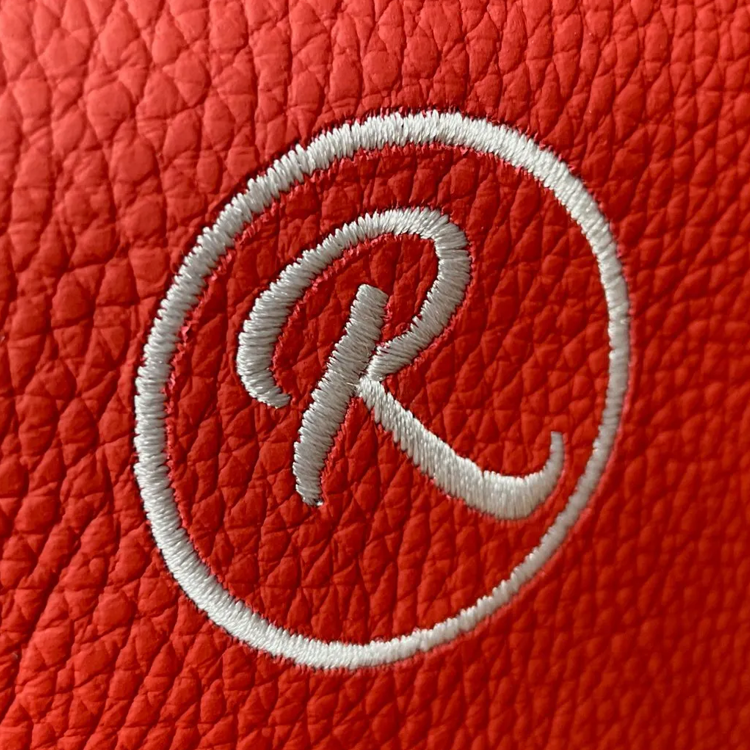 inspiration bagageväskor rött läder egen logga
