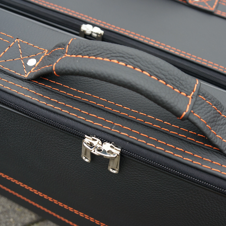 inspiration bagageväskor svart läder orange söm audi r8