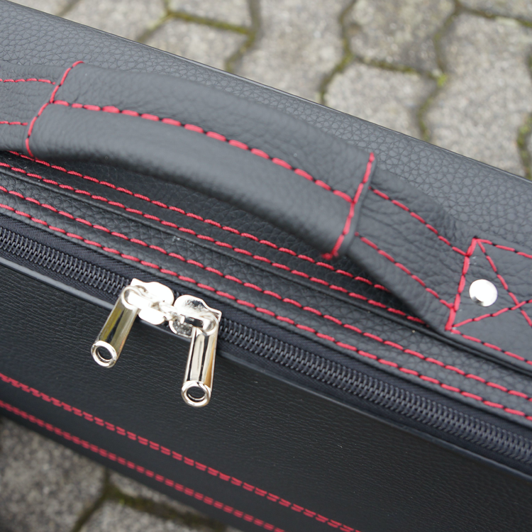 inspiration bagageväskor svart läder röd söm Audi r8