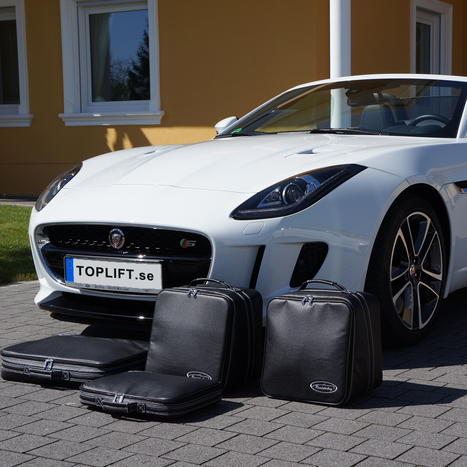 jaguar f-type 13_15 bagageväskor framför bil