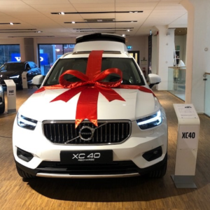 kundbild bilrosett leverans gigantisk volvo xc40 rakt fram