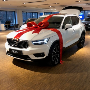 kundbild bilrosett leverans gigantisk volvo xc40 snett fram 2