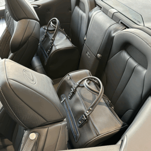 lexus lc 500 cabriolet bagageväskor två bärväskor i bil