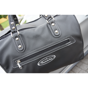 väska bärväska baksäte svart nära framsida