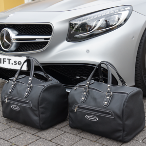 väska bärväska baksäte svart två väskor framför bil
